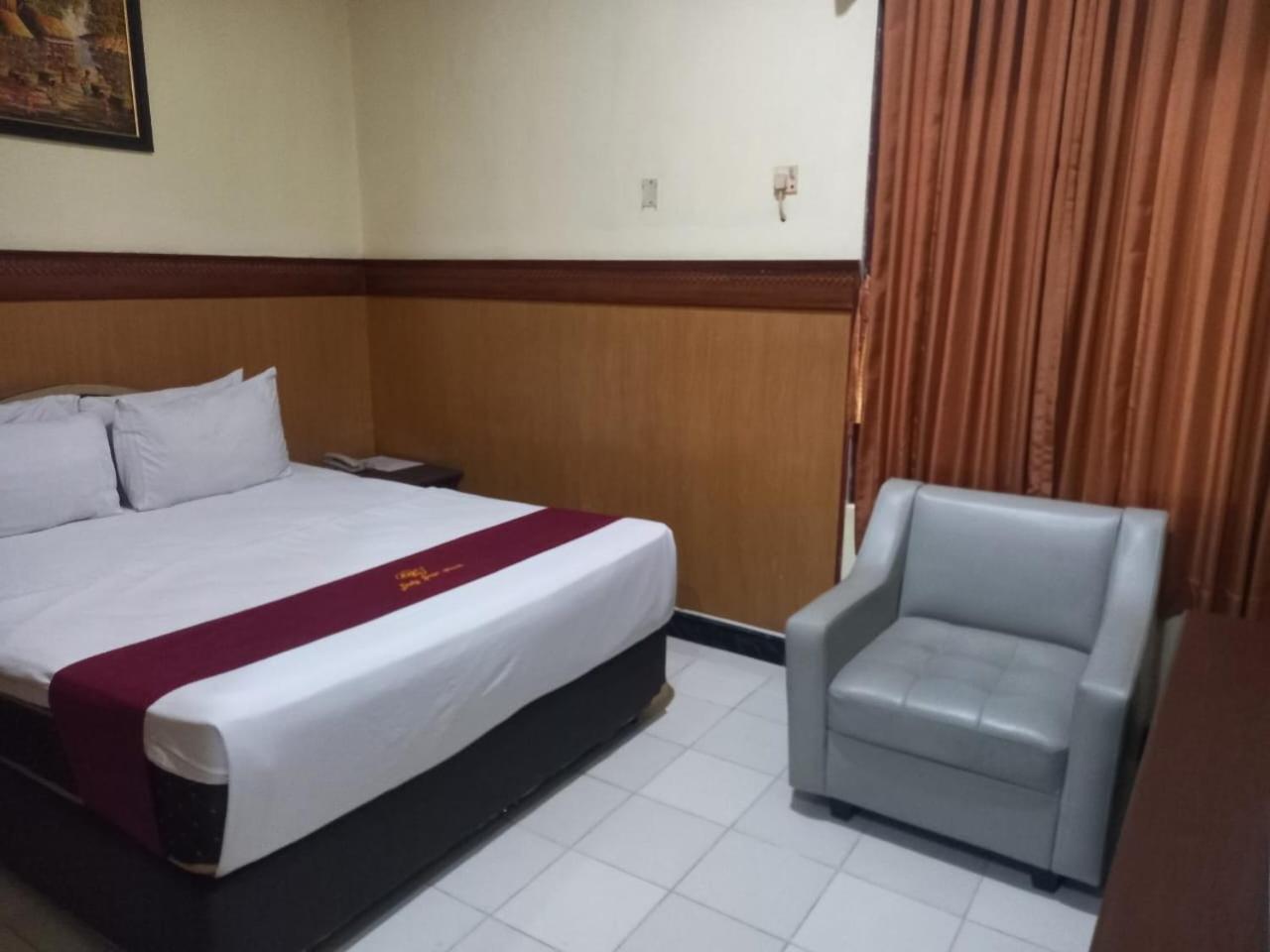 Urbanview Hotel Dedy Jaya Brebes Exterior foto