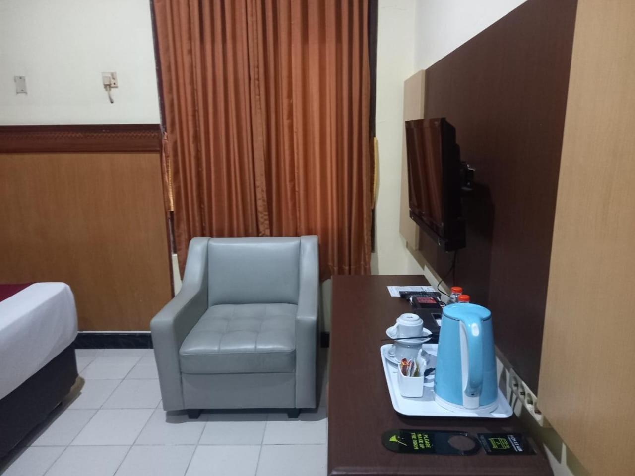 Urbanview Hotel Dedy Jaya Brebes Exterior foto